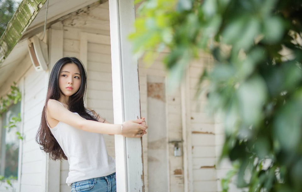 世界上真是有很多人没有安全感，而且想来人应该大抵上都是这样的。只是我不明白为什么人们都要把这些所谓的安全感托付在一些身外之物上，比如房子或者在银行的存款。这地球是如此不可靠地悬在宇宙之中，地震战争经济崩溃等等会随时把我们的身外之物夺走。所以我不明白为什么这些随时都要失去的东西能带给人安全感。——韩寒《一座城池》